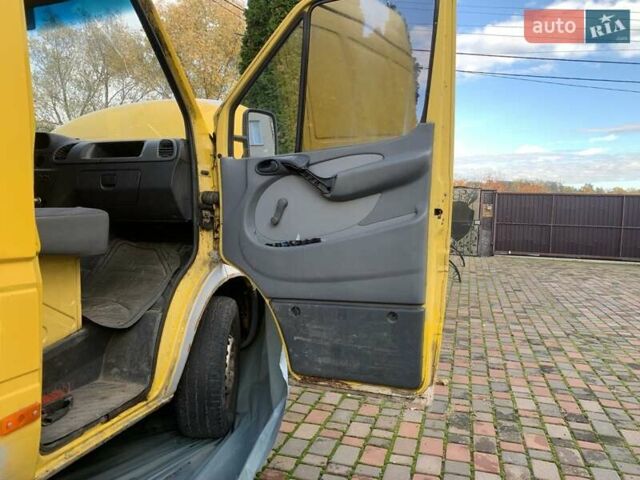 Желтый Мерседес Sprinter, объемом двигателя 2.15 л и пробегом 800 тыс. км за 5700 $, фото 1 на Automoto.ua