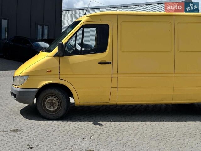 Желтый Мерседес Sprinter, объемом двигателя 2.2 л и пробегом 350 тыс. км за 6390 $, фото 3 на Automoto.ua