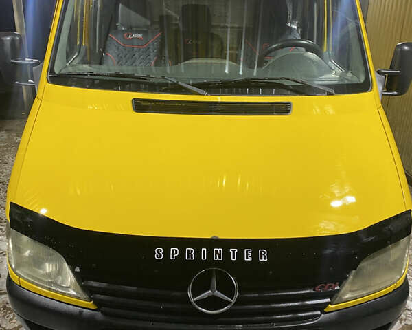 Желтый Мерседес Sprinter, объемом двигателя 0 л и пробегом 592 тыс. км за 8500 $, фото 1 на Automoto.ua