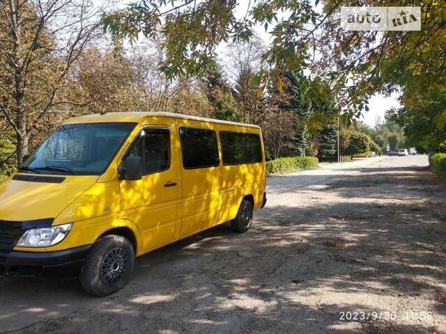 Желтый Мерседес Sprinter, объемом двигателя 2.15 л и пробегом 440 тыс. км за 5750 $, фото 7 на Automoto.ua