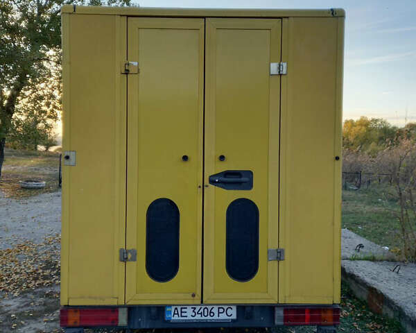 Желтый Мерседес Sprinter, объемом двигателя 2.15 л и пробегом 400 тыс. км за 8900 $, фото 4 на Automoto.ua