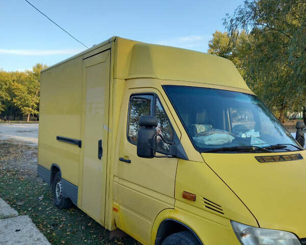 Желтый Мерседес Sprinter, объемом двигателя 2.15 л и пробегом 400 тыс. км за 8900 $, фото 2 на Automoto.ua