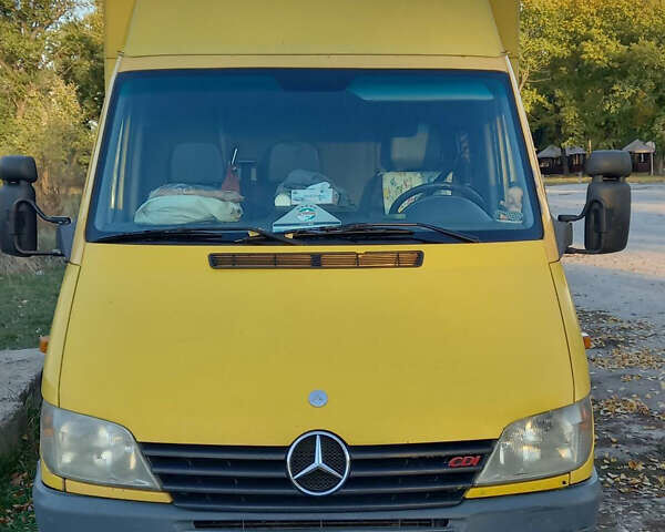 Желтый Мерседес Sprinter, объемом двигателя 2.1 л и пробегом 404 тыс. км за 7600 $, фото 2 на Automoto.ua
