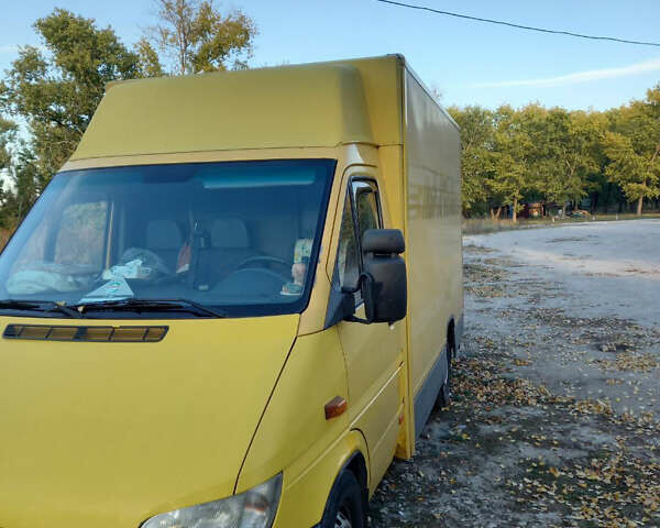 Желтый Мерседес Sprinter, объемом двигателя 2.1 л и пробегом 404 тыс. км за 7600 $, фото 4 на Automoto.ua