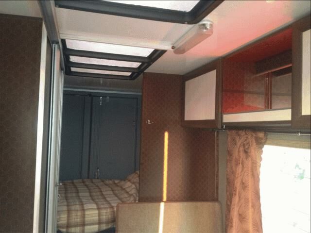 Желтый Мерседес Sprinter, объемом двигателя 2.2 л и пробегом 107 тыс. км за 30000 $, фото 1 на Automoto.ua