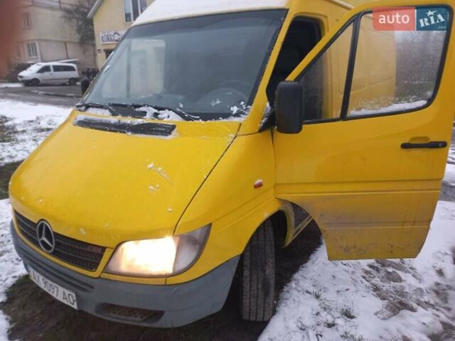 Желтый Мерседес Sprinter, объемом двигателя 2.2 л и пробегом 647 тыс. км за 7300 $, фото 11 на Automoto.ua