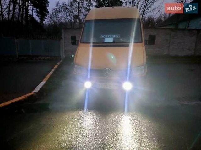 Желтый Мерседес Sprinter, объемом двигателя 2.2 л и пробегом 100 тыс. км за 9000 $, фото 1 на Automoto.ua