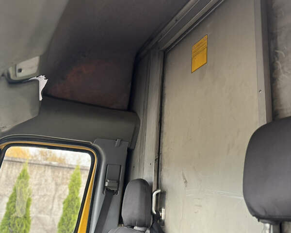 Желтый Мерседес Sprinter, объемом двигателя 2.15 л и пробегом 900 тыс. км за 4600 $, фото 15 на Automoto.ua