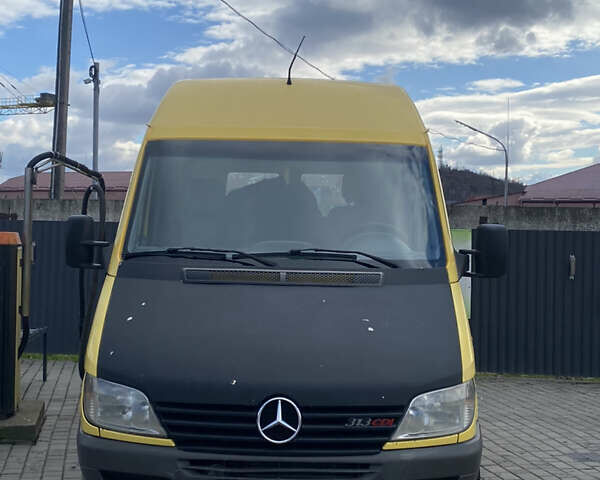 Желтый Мерседес Sprinter, объемом двигателя 2.15 л и пробегом 600 тыс. км за 7900 $, фото 1 на Automoto.ua