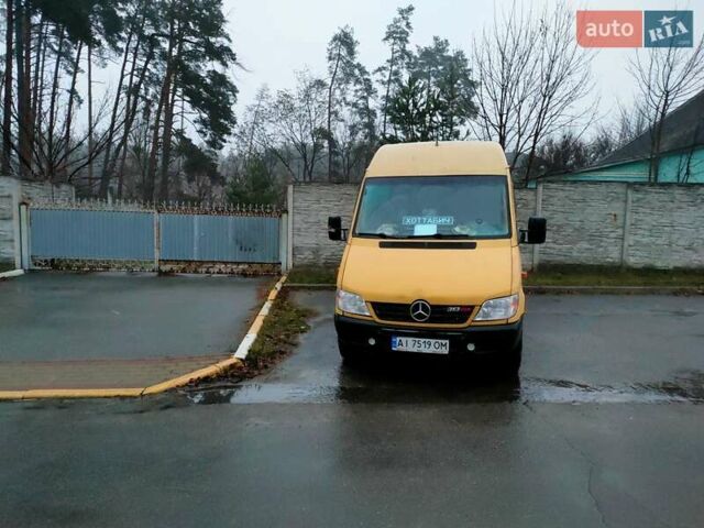 Желтый Мерседес Sprinter, объемом двигателя 2.2 л и пробегом 100 тыс. км за 9000 $, фото 7 на Automoto.ua