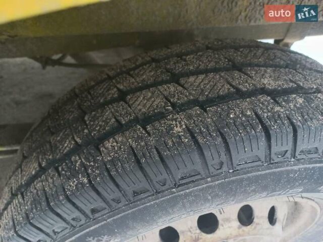 Желтый Мерседес Sprinter, объемом двигателя 2.2 л и пробегом 647 тыс. км за 7300 $, фото 10 на Automoto.ua