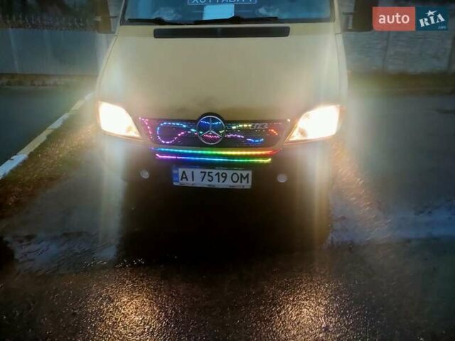 Желтый Мерседес Sprinter, объемом двигателя 2.2 л и пробегом 100 тыс. км за 9000 $, фото 2 на Automoto.ua