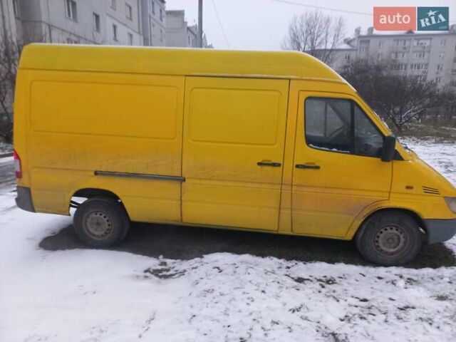 Желтый Мерседес Sprinter, объемом двигателя 2.2 л и пробегом 647 тыс. км за 7300 $, фото 2 на Automoto.ua