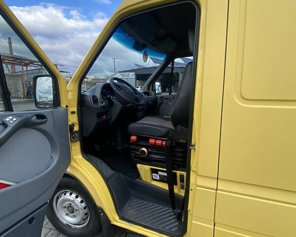Желтый Мерседес Sprinter, объемом двигателя 2.15 л и пробегом 600 тыс. км за 7900 $, фото 6 на Automoto.ua