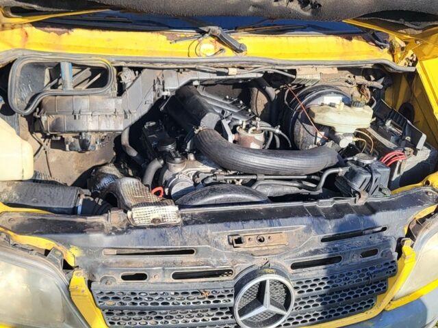 Желтый Мерседес Sprinter, объемом двигателя 2.2 л и пробегом 400 тыс. км за 3900 $, фото 11 на Automoto.ua