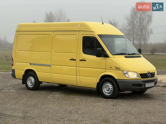 Желтый Мерседес Sprinter, объемом двигателя 2.7 л и пробегом 370 тыс. км за 10700 $, фото 2 на Automoto.ua