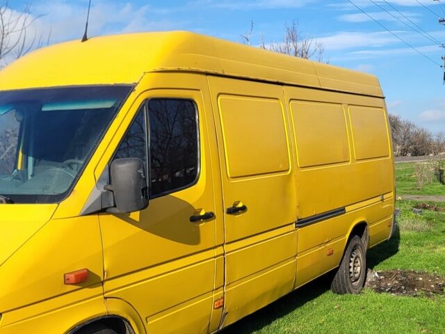 Желтый Мерседес Sprinter, объемом двигателя 2.2 л и пробегом 400 тыс. км за 3900 $, фото 5 на Automoto.ua
