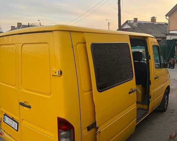 Желтый Мерседес Sprinter, объемом двигателя 2.1 л и пробегом 573 тыс. км за 5700 $, фото 1 на Automoto.ua