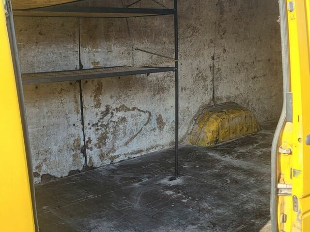 Желтый Мерседес Sprinter, объемом двигателя 2.2 л и пробегом 400 тыс. км за 3900 $, фото 10 на Automoto.ua