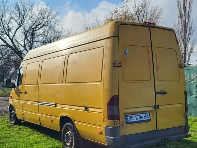 Желтый Мерседес Sprinter, объемом двигателя 2.2 л и пробегом 400 тыс. км за 3900 $, фото 4 на Automoto.ua
