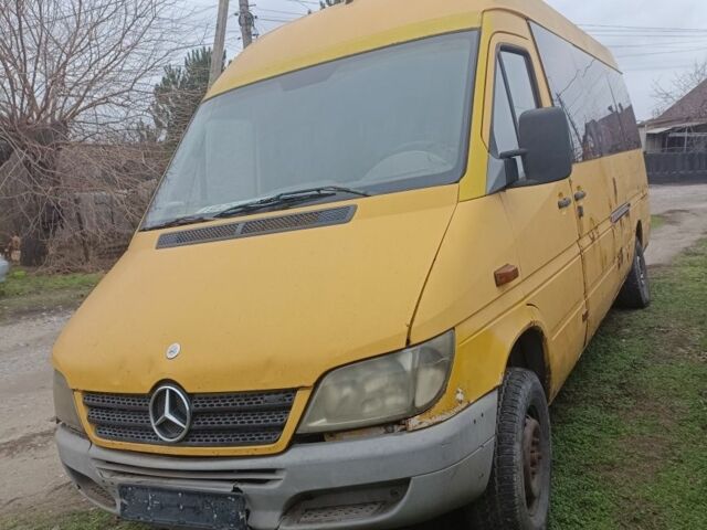 Желтый Мерседес Sprinter, объемом двигателя 2.2 л и пробегом 460 тыс. км за 5300 $, фото 2 на Automoto.ua