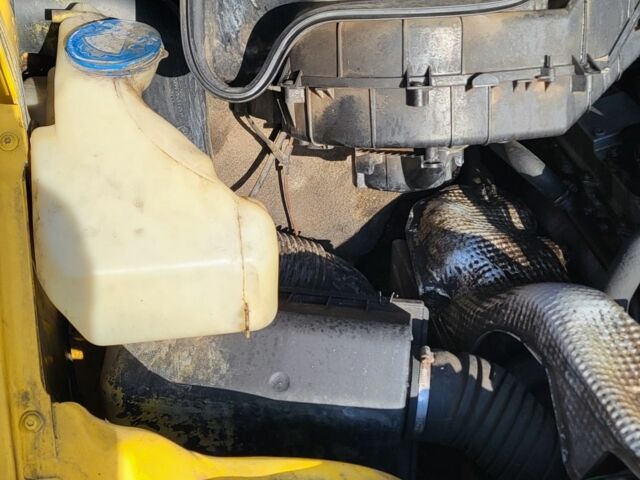 Желтый Мерседес Sprinter, объемом двигателя 2.2 л и пробегом 400 тыс. км за 3900 $, фото 12 на Automoto.ua