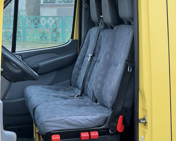 Желтый Мерседес Sprinter, объемом двигателя 2.7 л и пробегом 370 тыс. км за 10700 $, фото 24 на Automoto.ua