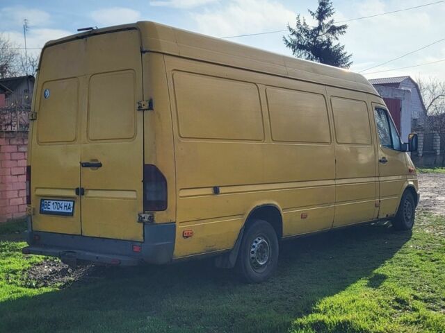 Желтый Мерседес Sprinter, объемом двигателя 2.2 л и пробегом 400 тыс. км за 3900 $, фото 2 на Automoto.ua