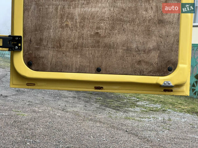Желтый Мерседес Sprinter, объемом двигателя 2.7 л и пробегом 370 тыс. км за 10700 $, фото 38 на Automoto.ua