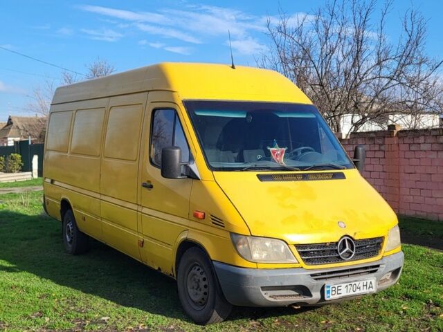 Желтый Мерседес Sprinter, объемом двигателя 2.2 л и пробегом 400 тыс. км за 3900 $, фото 6 на Automoto.ua