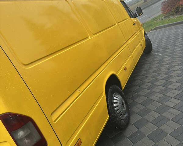 Желтый Мерседес Sprinter, объемом двигателя 2.15 л и пробегом 555 тыс. км за 8000 $, фото 4 на Automoto.ua