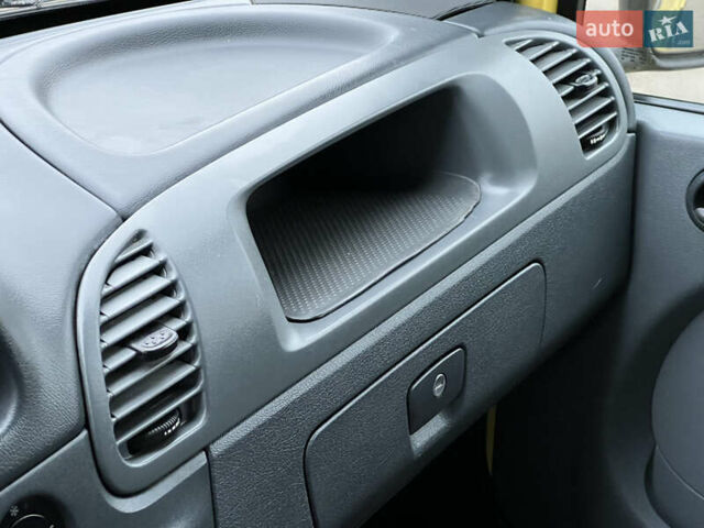 Желтый Мерседес Sprinter, объемом двигателя 2.7 л и пробегом 370 тыс. км за 10700 $, фото 60 на Automoto.ua