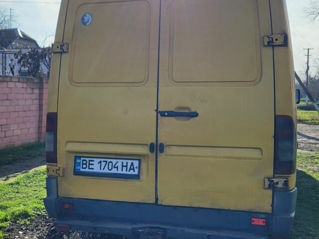 Желтый Мерседес Sprinter, объемом двигателя 2.2 л и пробегом 400 тыс. км за 3900 $, фото 3 на Automoto.ua