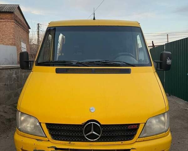 Желтый Мерседес Sprinter, объемом двигателя 2.1 л и пробегом 573 тыс. км за 5700 $, фото 4 на Automoto.ua