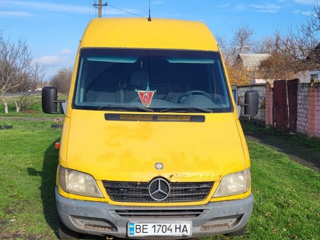 Желтый Мерседес Sprinter, объемом двигателя 2.2 л и пробегом 400 тыс. км за 3900 $, фото 1 на Automoto.ua