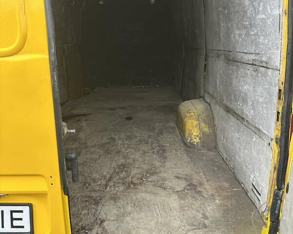 Желтый Мерседес Sprinter, объемом двигателя 2.15 л и пробегом 555 тыс. км за 8000 $, фото 9 на Automoto.ua