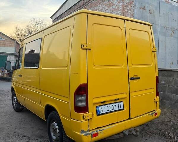 Желтый Мерседес Sprinter, объемом двигателя 2.1 л и пробегом 573 тыс. км за 5700 $, фото 2 на Automoto.ua
