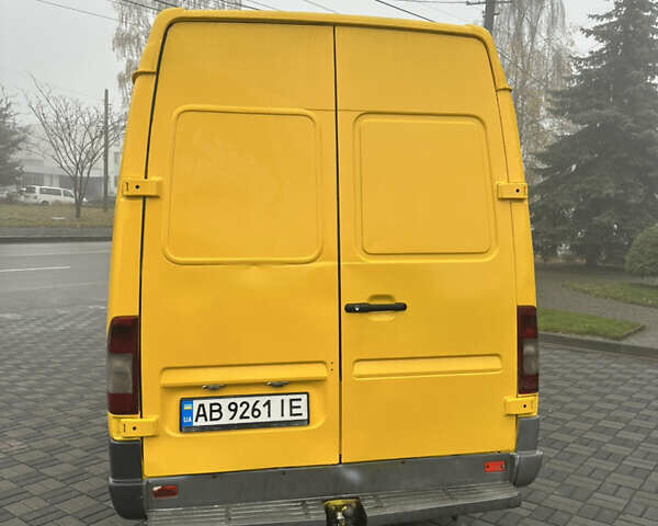Желтый Мерседес Sprinter, объемом двигателя 2.15 л и пробегом 555 тыс. км за 8000 $, фото 2 на Automoto.ua
