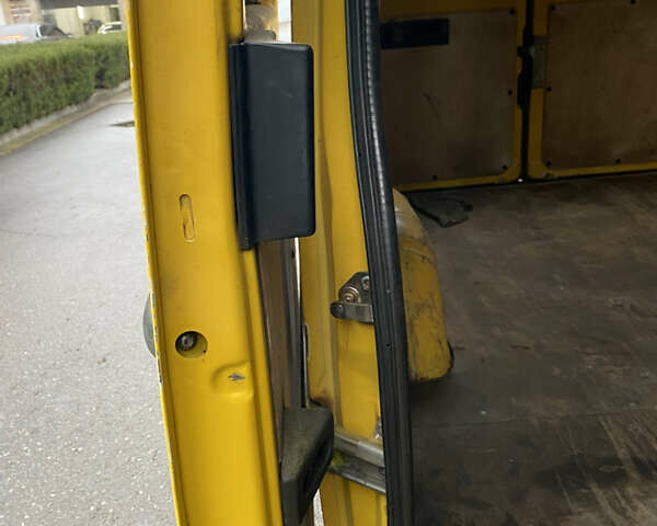 Жовтий Мерседес Sprinter, об'ємом двигуна 2.1 л та пробігом 380 тис. км за 8950 $, фото 32 на Automoto.ua