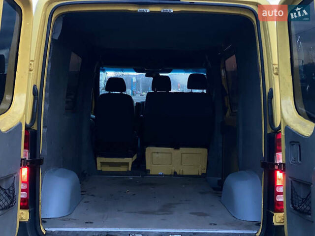 Желтый Мерседес Sprinter, объемом двигателя 2.14 л и пробегом 325 тыс. км за 8700 $, фото 6 на Automoto.ua