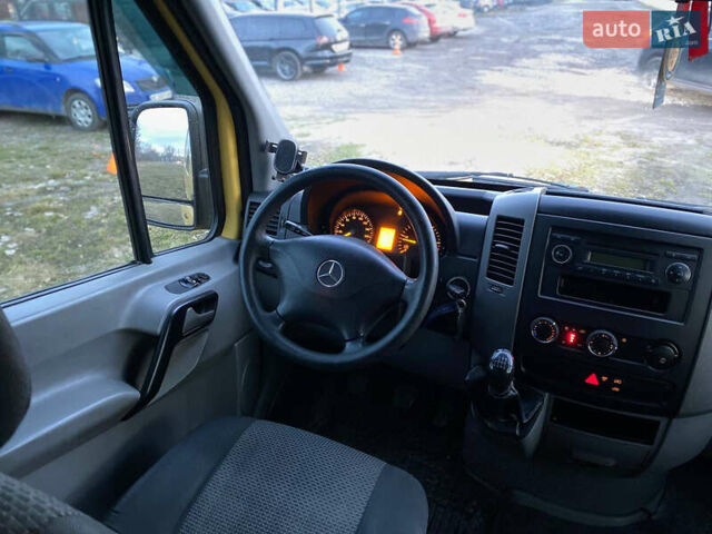 Желтый Мерседес Sprinter, объемом двигателя 2.14 л и пробегом 325 тыс. км за 8700 $, фото 8 на Automoto.ua