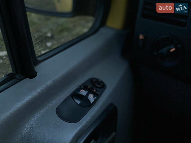 Желтый Мерседес Sprinter, объемом двигателя 2.14 л и пробегом 325 тыс. км за 8700 $, фото 13 на Automoto.ua