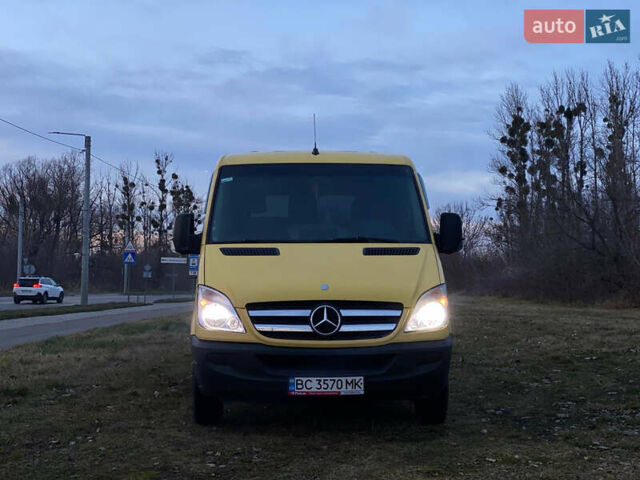 Желтый Мерседес Sprinter, объемом двигателя 2.14 л и пробегом 325 тыс. км за 8700 $, фото 1 на Automoto.ua