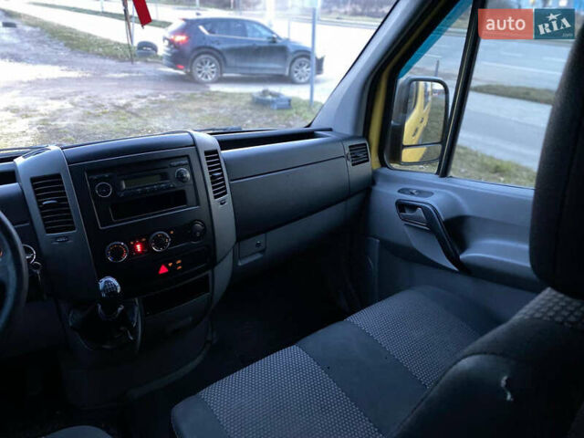 Желтый Мерседес Sprinter, объемом двигателя 2.14 л и пробегом 325 тыс. км за 8700 $, фото 9 на Automoto.ua