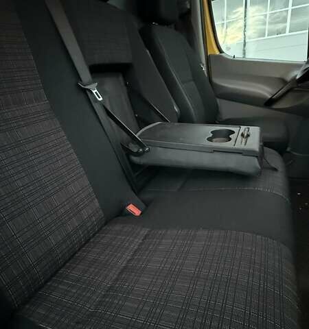 Желтый Мерседес Sprinter, объемом двигателя 2.2 л и пробегом 138 тыс. км за 25000 $, фото 27 на Automoto.ua
