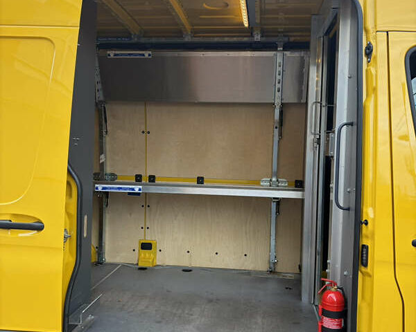 Жовтий Мерседес Sprinter, об'ємом двигуна 0 л та пробігом 63 тис. км за 18997 $, фото 9 на Automoto.ua