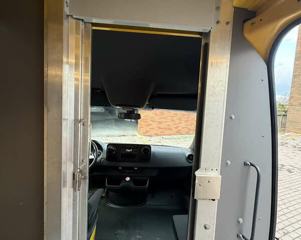 Жовтий Мерседес Sprinter, об'ємом двигуна 0 л та пробігом 63 тис. км за 18997 $, фото 10 на Automoto.ua