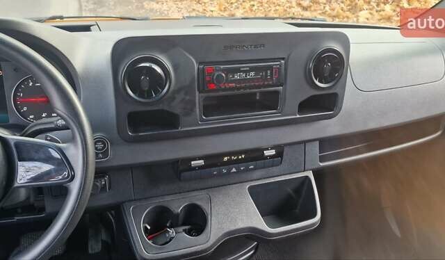 Желтый Мерседес Sprinter, объемом двигателя 3 л и пробегом 330 тыс. км за 38500 $, фото 29 на Automoto.ua
