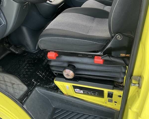 Желтый Мерседес Sprinter, объемом двигателя 2.69 л и пробегом 950 тыс. км за 9500 $, фото 12 на Automoto.ua