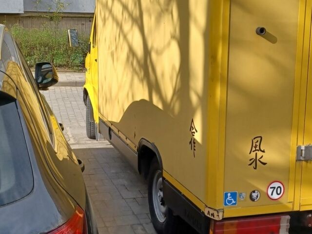 Желтый Мерседес Sprinter, объемом двигателя 2.3 л и пробегом 727 тыс. км за 4300 $, фото 3 на Automoto.ua